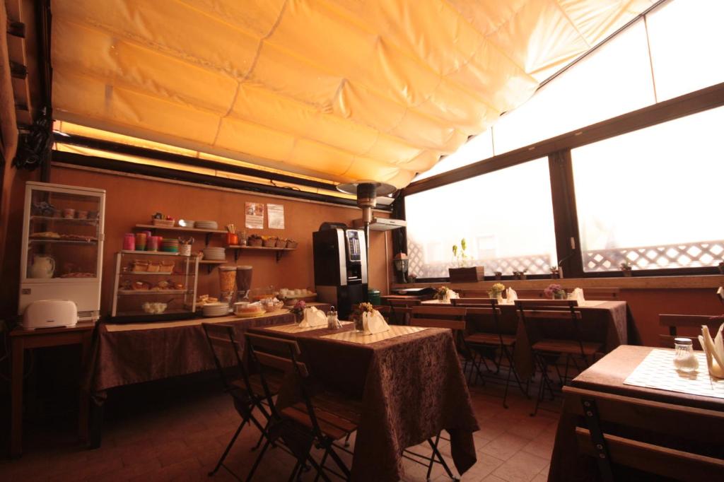 Příslušenství pro přípravu čaje a kávy v ubytování Hotel Cherubini