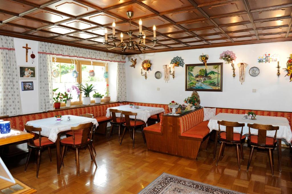 A restaurant or other place to eat at Haus Dorfer