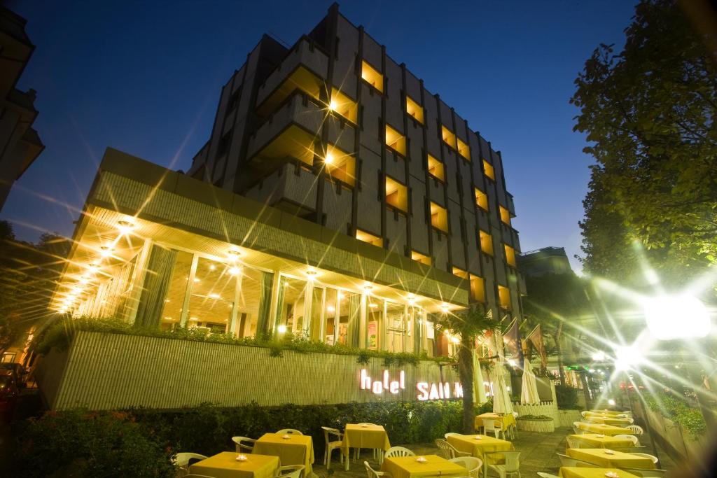 ガビッチェ・マーレにあるHotel San Marcoのホテルの前に黄色のテーブルと椅子があります。