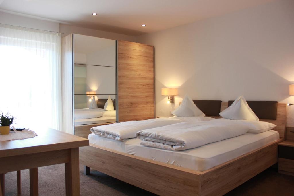 Postel nebo postele na pokoji v ubytování Garni Hotel Dorothea
