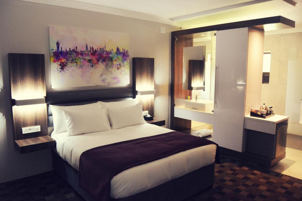 - une chambre avec un lit et une peinture murale dans l'établissement Palm Swift Luxury Accommodation, à Brits