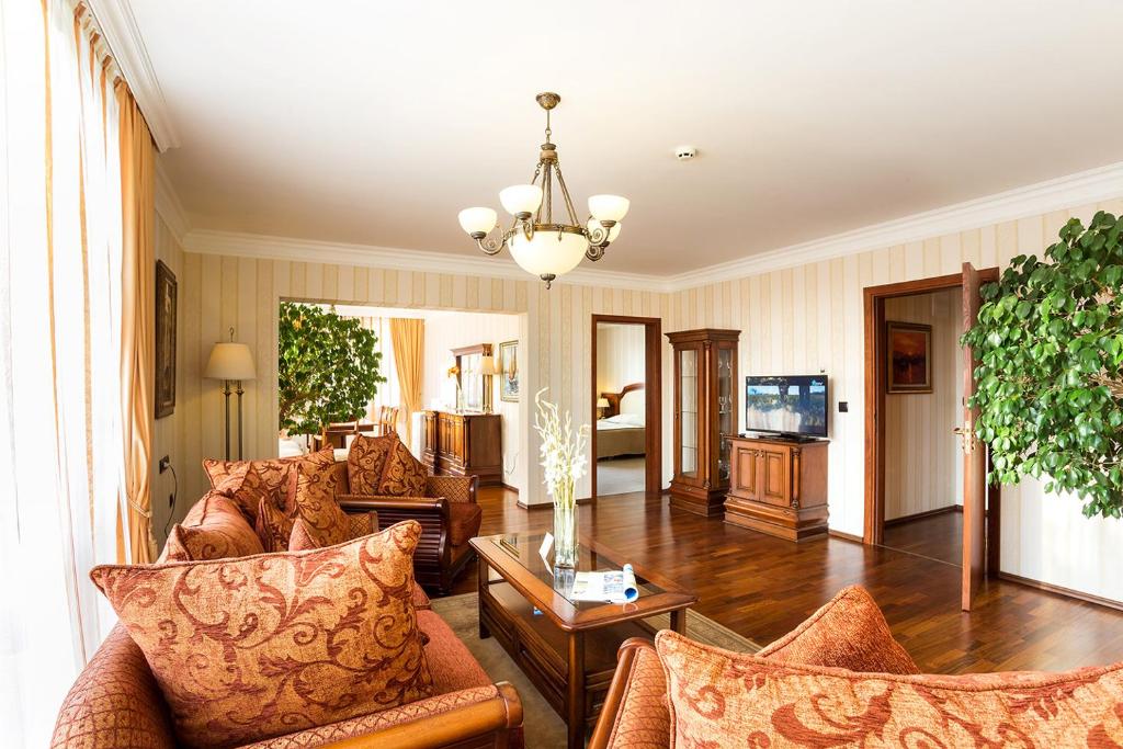 TV a/nebo společenská místnost v ubytování Romance Hotel and Family Suites