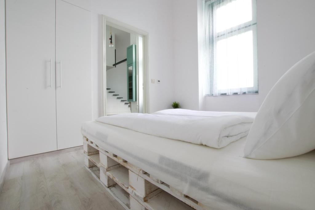 A bed or beds in a room at Standard Apartment by Hi5 - Wesselényi 8
