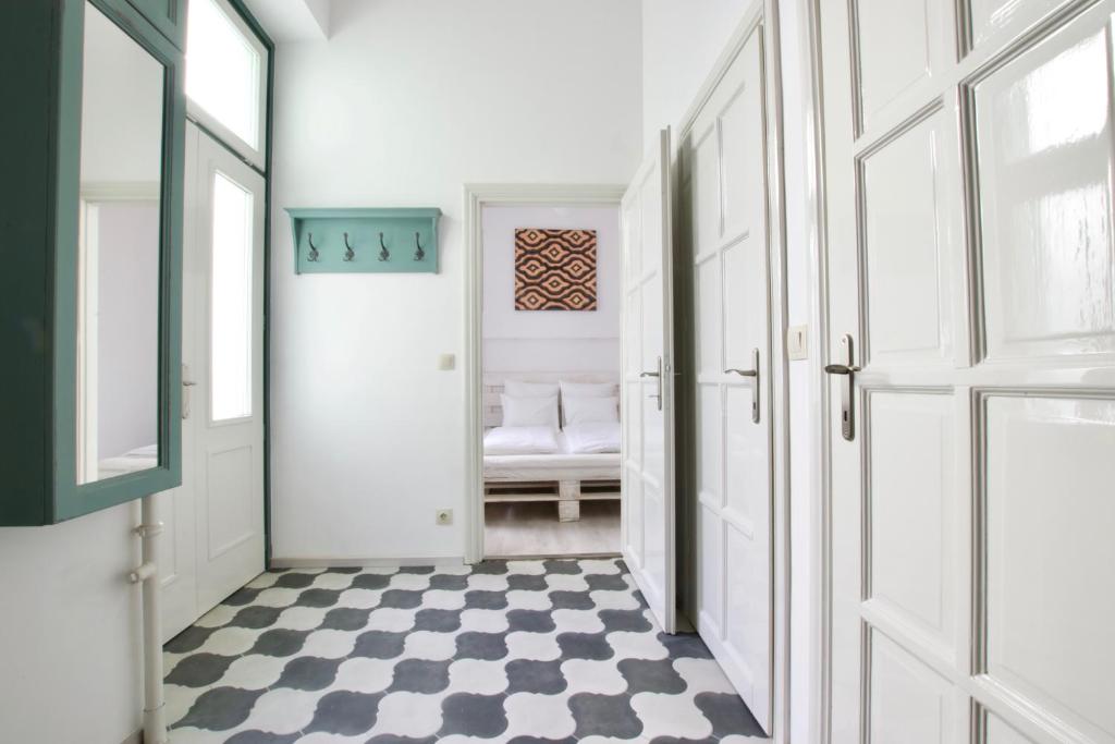 A bed or beds in a room at Standard Apartment by Hi5 - Wesselényi 8