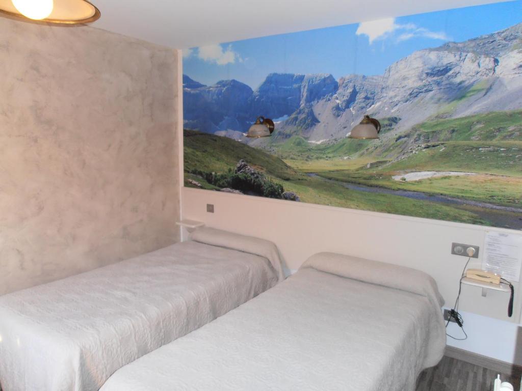 Postel nebo postele na pokoji v ubytování Hôtel Panoramic et des Bains