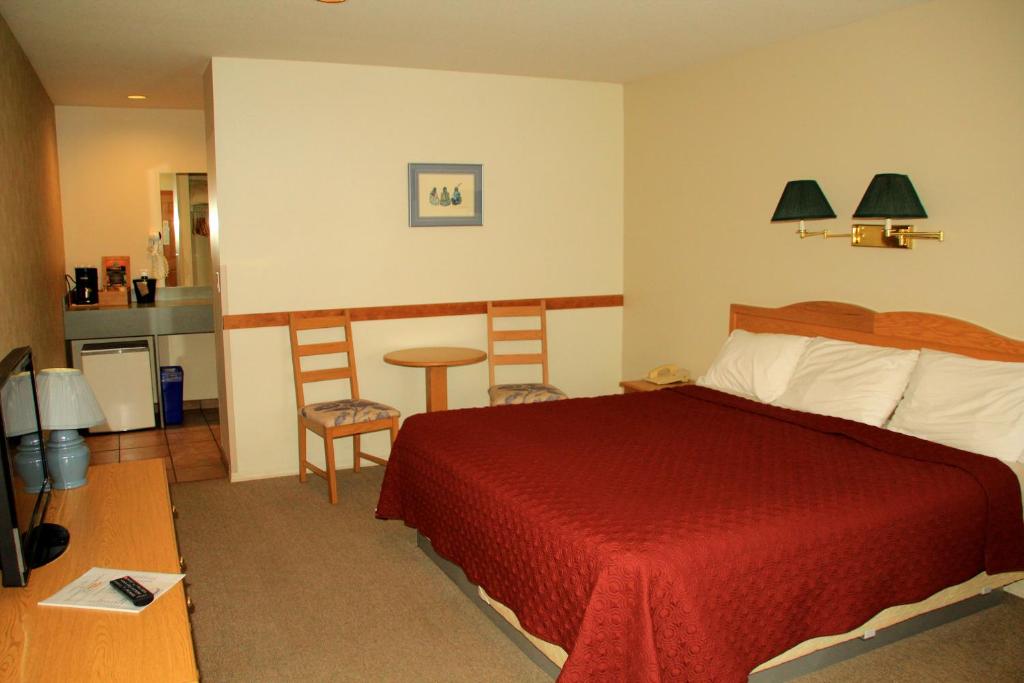 Postel nebo postele na pokoji v ubytování Cariboo Lodge