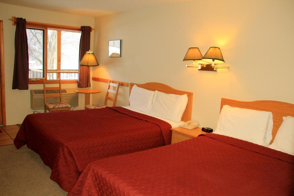 Postel nebo postele na pokoji v ubytování Cariboo Lodge
