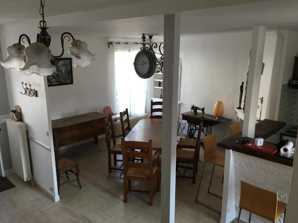 cocina y comedor con mesa y sillas en Le Triplex Gambetta, en Saint-Aignan