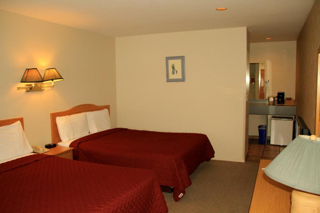 Postel nebo postele na pokoji v ubytování Cariboo Lodge