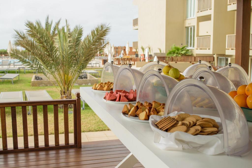 Comida en o cerca de este resort