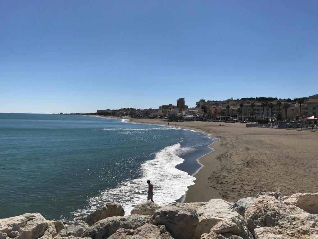 ベナルマデナにあるBenalmadena Costaの浜辺の岩に立つ者