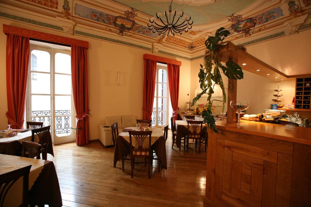 un ristorante con tavoli e sedie in una stanza di Hotel Medici a Milazzo
