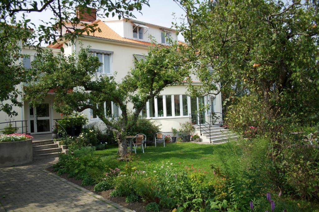 una casa con un jardín delante de ella en Villa Ingrid en Borgholm