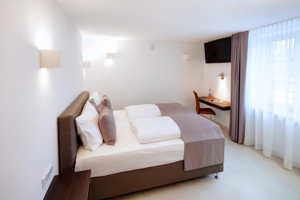 Postel nebo postele na pokoji v ubytování Hotel Füssen