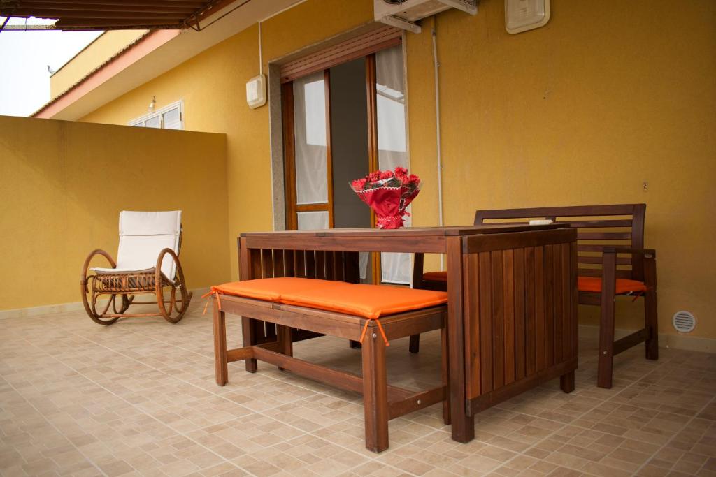 Habitación con mesa, banco y silla en Il piccolo attico in centro, en Pozzallo