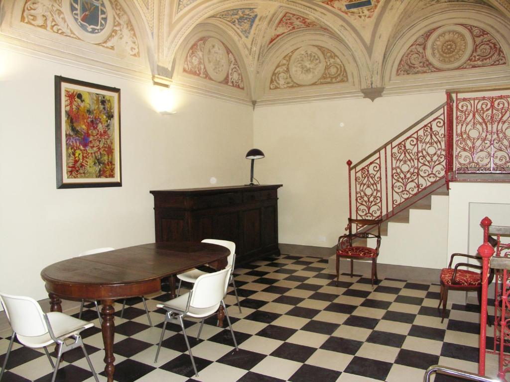 Una habitación con una mesa y sillas y una escalera. en Real Taste of Siena, en Siena