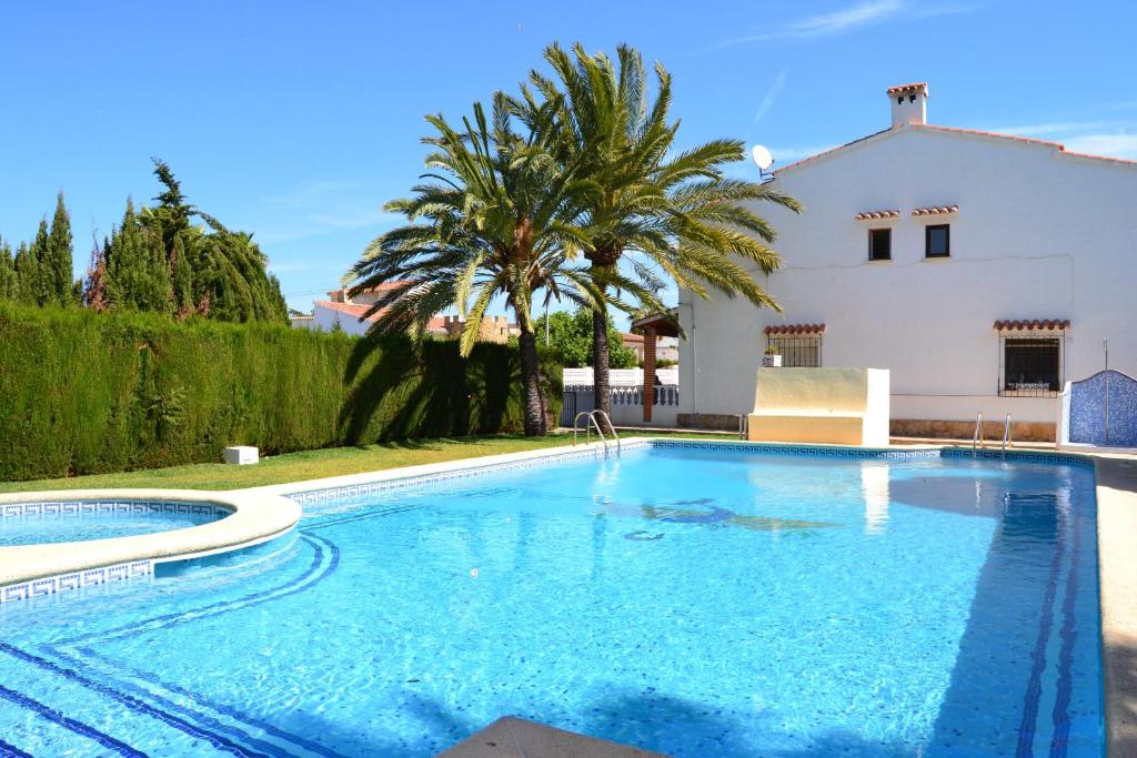 een zwembad voor een huis bij Mimosa LOCDENIA in Els Poblets