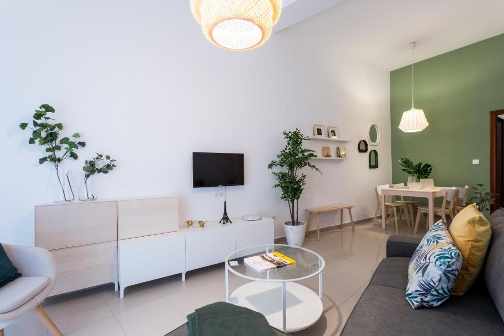 Televízia a/alebo spoločenská miestnosť v ubytovaní Apartamentos Diaber Gerona 22