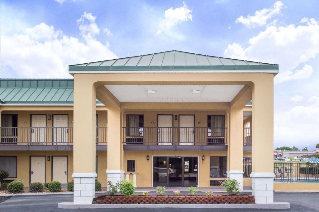 un gran edificio con techo verde en Quality Inn & Suites, en Monticello