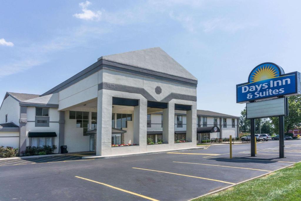 uma estalagem e suites dias assinam em frente a um parque de estacionamento em Days Inn by Wyndham Columbus East Airport em Columbus