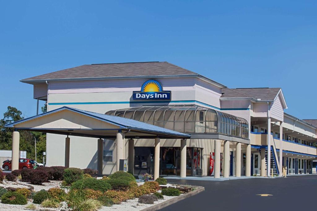 a dbs inn sign on the front of a building at Days Inn by Wyndham Greeneville in Greeneville