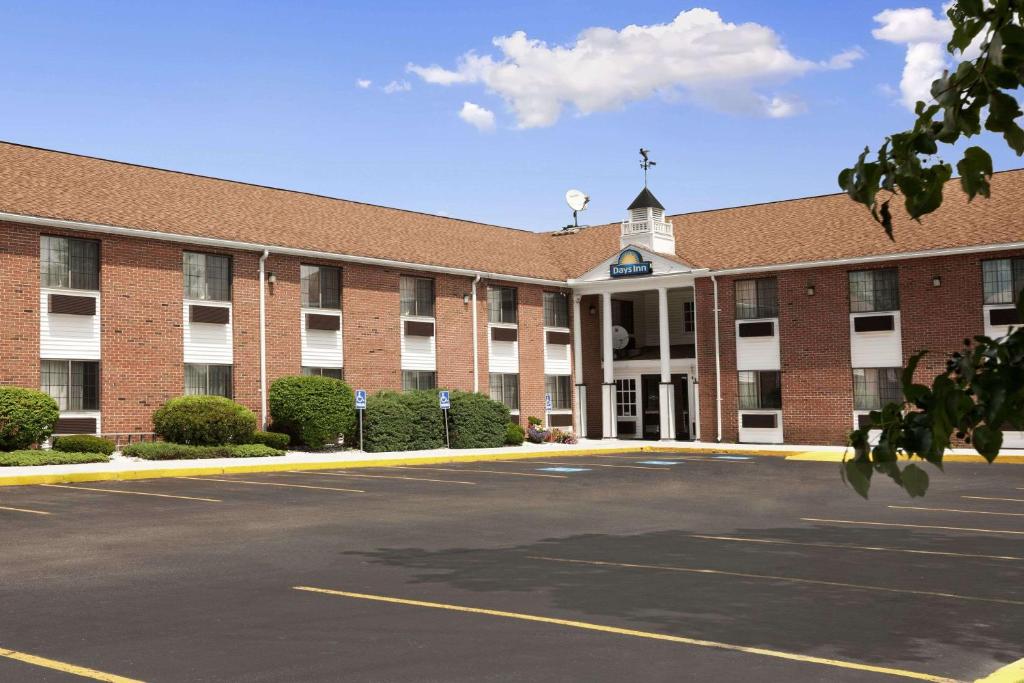 un edificio con un estacionamiento delante de él en Days Inn by Wyndham Keene NH, en Keene