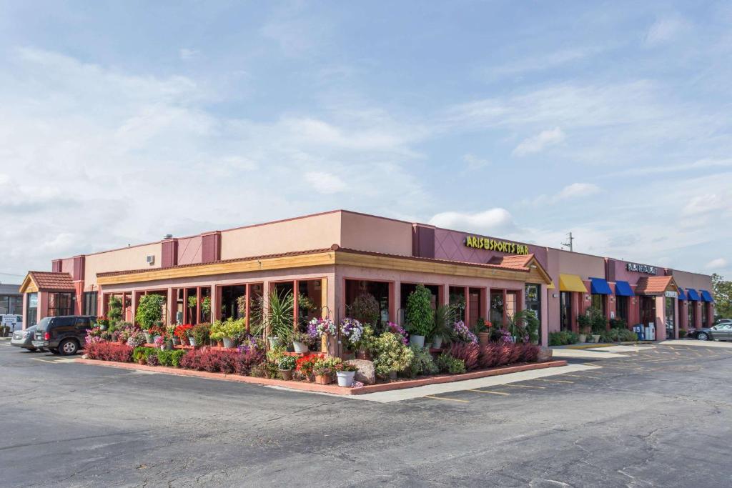 una tienda con flores delante de ella en una calle en Days Inn by Wyndham West Allis&#47;Milwaukee, en West Allis