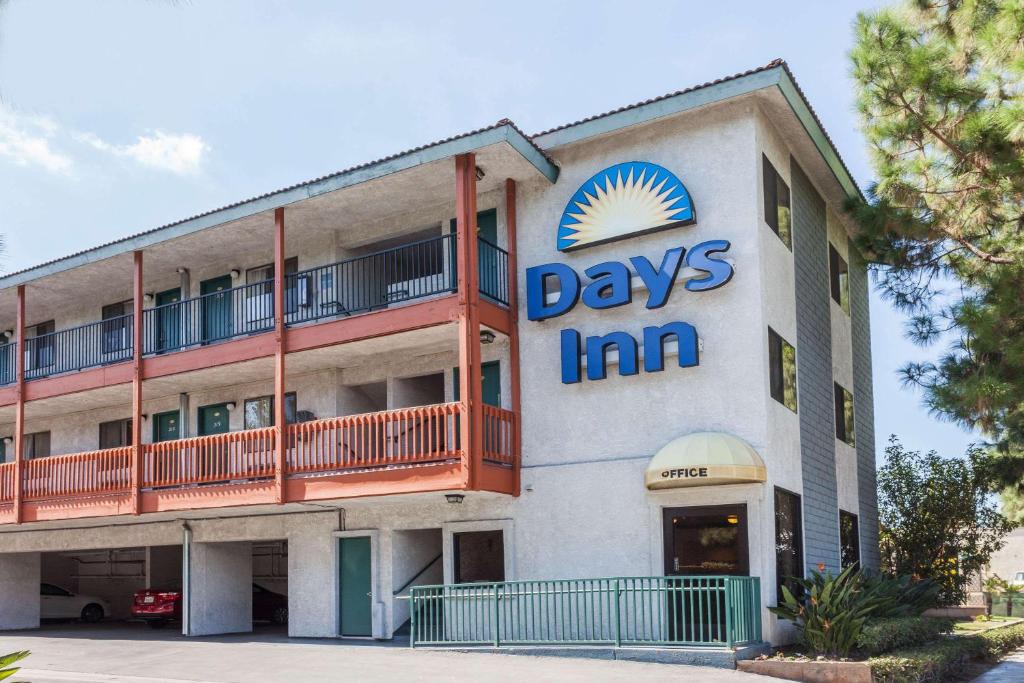 un edificio con un cartel de la posada en él en Days Inn by Wyndham Anaheim West, en Anaheim