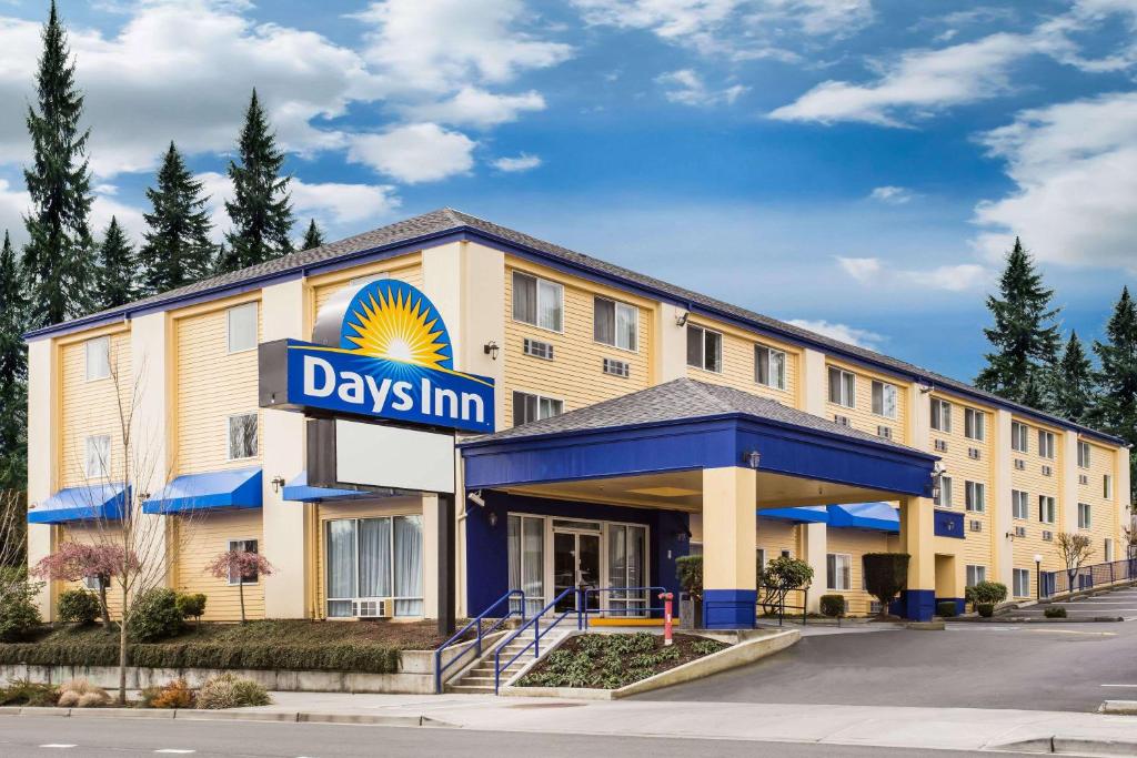 Days Inn by Wyndham Seattle Aurora في شورلاين: a days inn nigara on the lake building