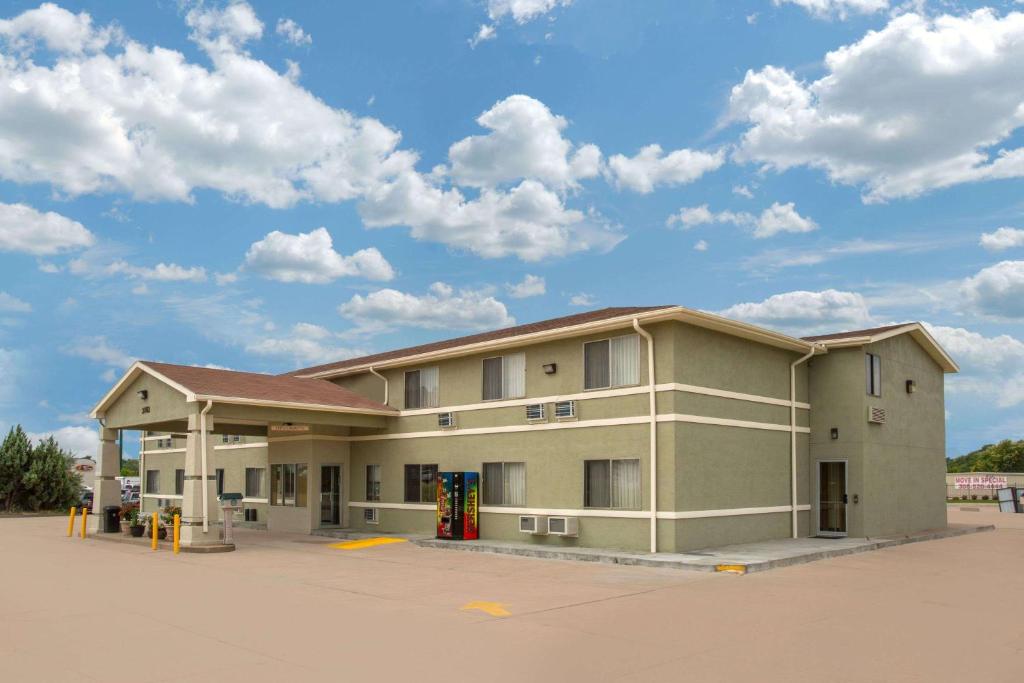 un bâtiment avec station-service dans un parking dans l'établissement Days Inn by Wyndham North Platte, à North Platte