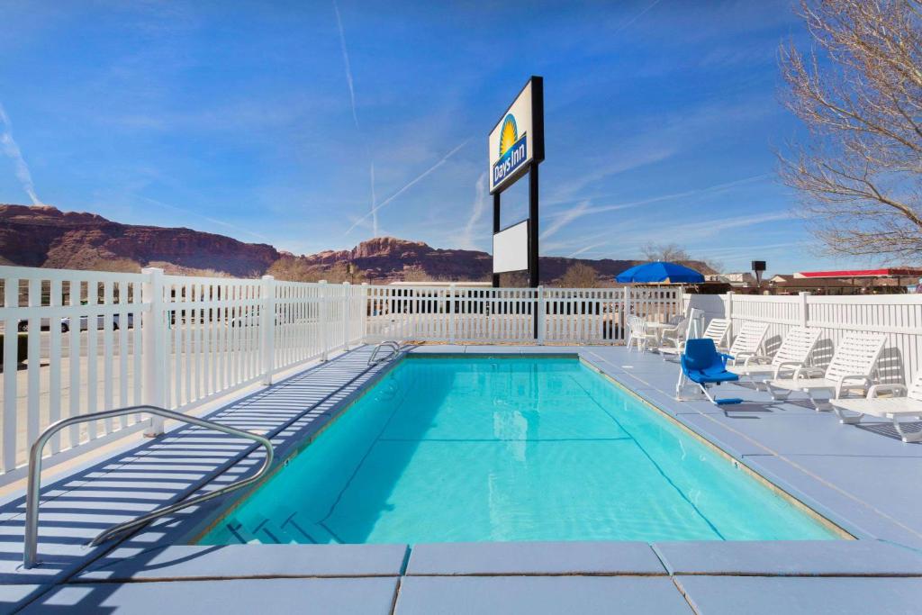 Bazén v ubytování Days Inn by Wyndham Moab nebo v jeho okolí