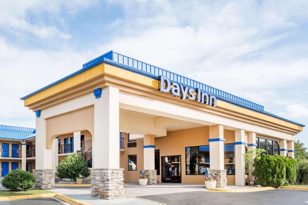 a davis inn sign on the front of a building at Days Inn by Wyndham Hendersonville in Hendersonville