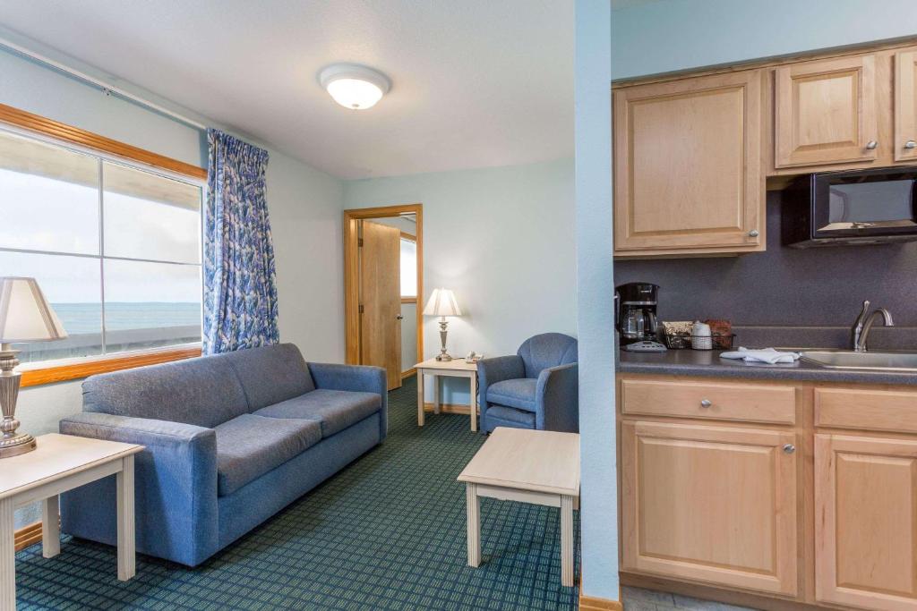 Kuchyň nebo kuchyňský kout v ubytování Mariner Inn And Suites