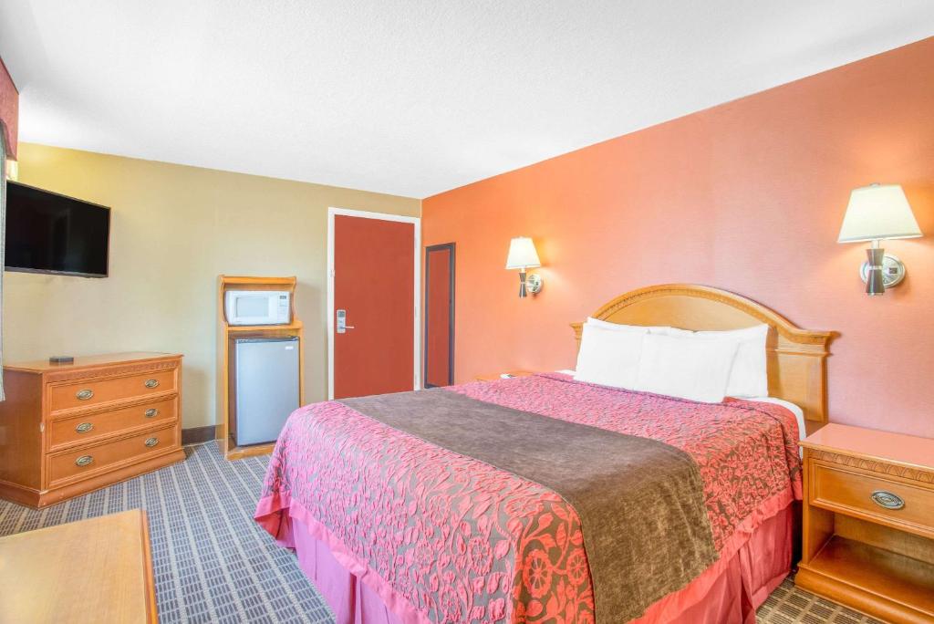 Postel nebo postele na pokoji v ubytování Days Inn by Wyndham Elko