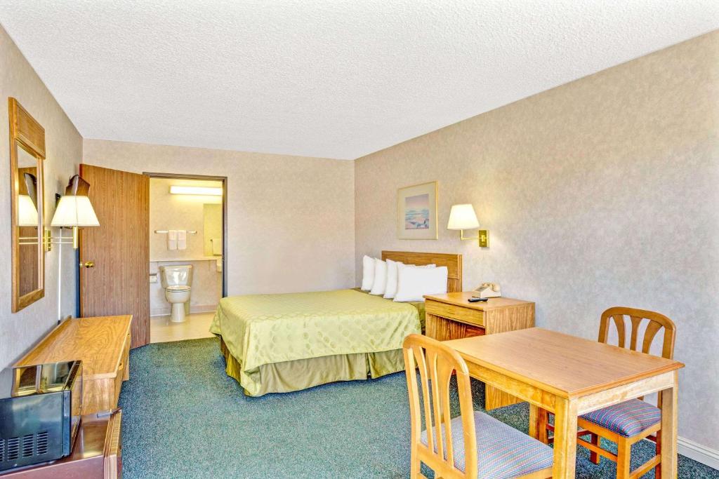 Postel nebo postele na pokoji v ubytování Days Inn by Wyndham Carson City