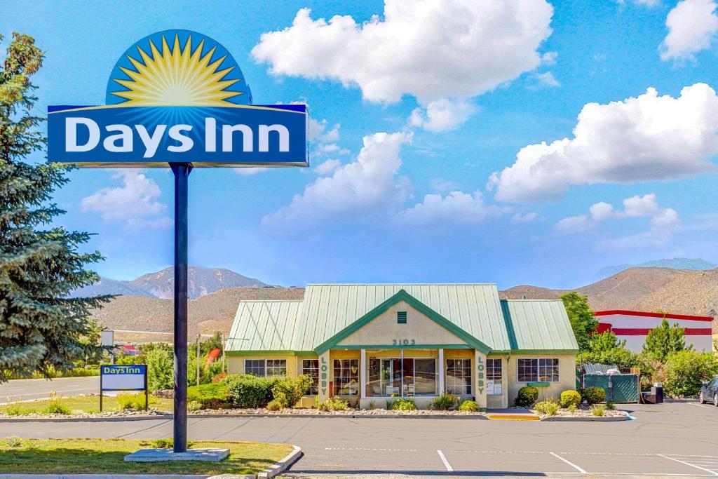 un panneau devant une auberge de jour dans l'établissement Days Inn by Wyndham Carson City, à Carson City