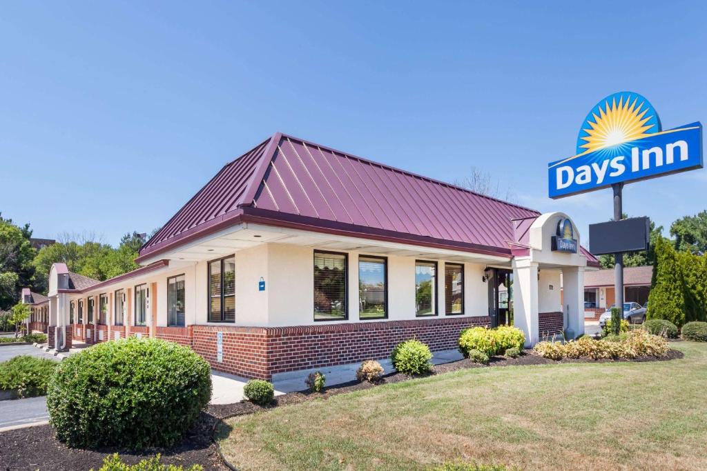 um edifício com uma placa que lê dias pousada em Days Inn by Wyndham Dover Downtown em Dover