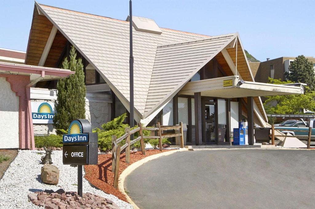 a building with a sign in front of it at Days Inn by Wyndham Colorado Springs/Garden of the Gods in Colorado Springs