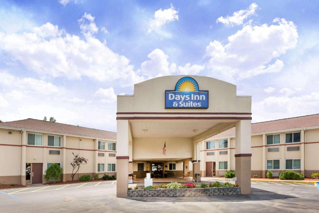 a view of the front of a davis inn and suites at Days Inn & Suites by Wyndham Bridgeport - Clarksburg in Bridgeport