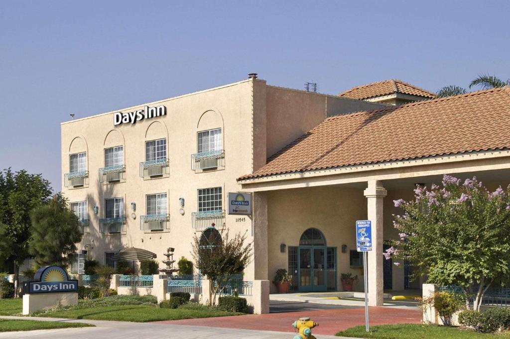 un edificio con un cartel en el costado en Days Inn by Wyndham Riverside Tyler Mall, en Riverside