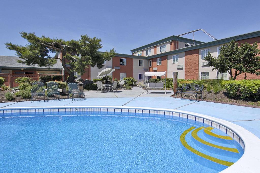 Bazén v ubytování Days Inn by Wyndham Mt. Vernon nebo v jeho okolí