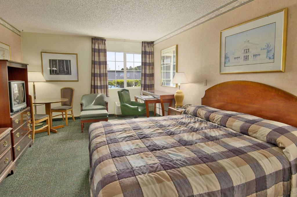 Postel nebo postele na pokoji v ubytování Days Inn by Wyndham Mt. Vernon
