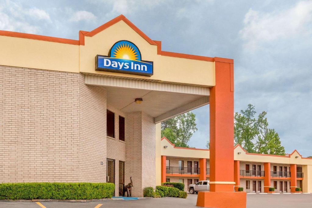 a day inn sign on the front of a building at Days Inn by Wyndham Arcadia in Arcadia