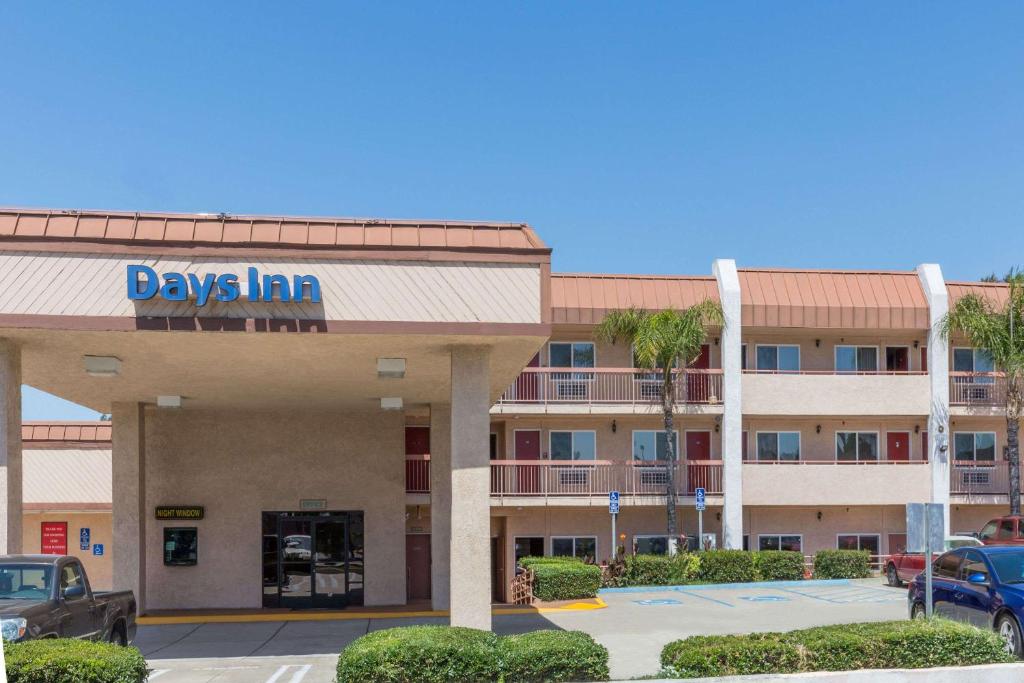 a view of a day inn building with a parking lot at Days Inn by Wyndham Ontario Airport in Ontario