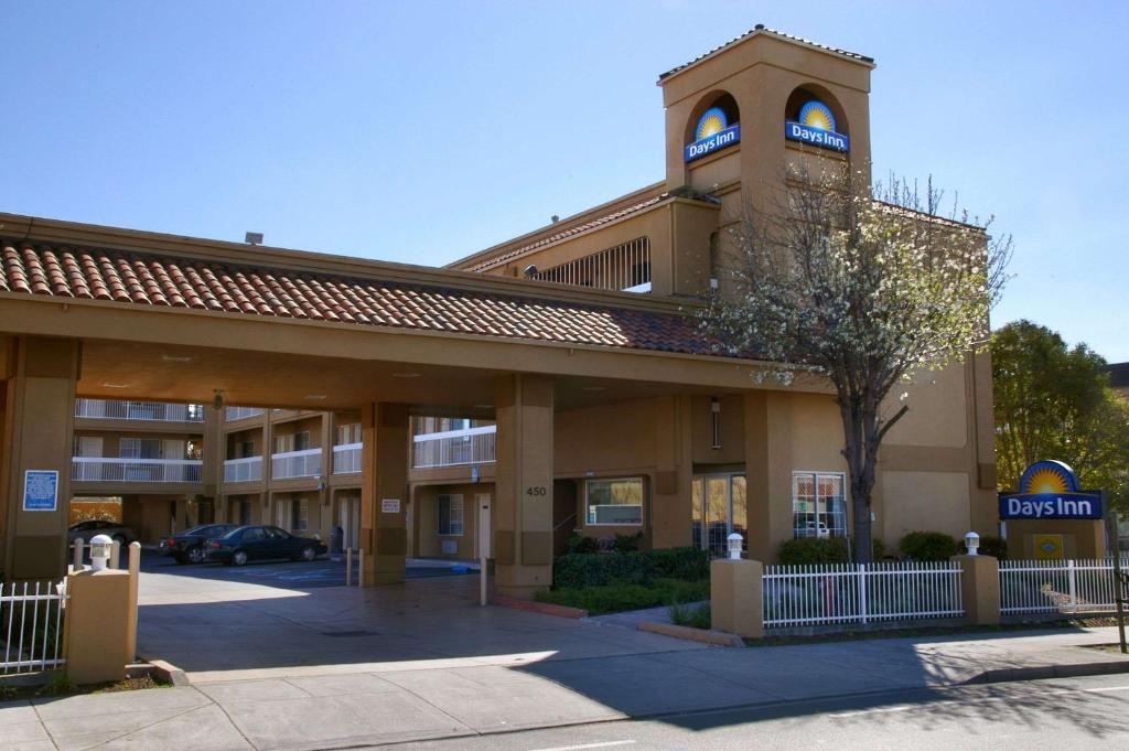 un bâtiment avec une tour d'horloge en haut dans l'établissement Days Inn by Wyndham Hayward Airport, à Hayward