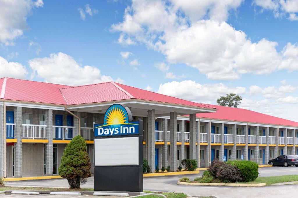 un edificio con un letrero de un día de posada delante de él en Days Inn by Wyndham Richmond, en Richmond