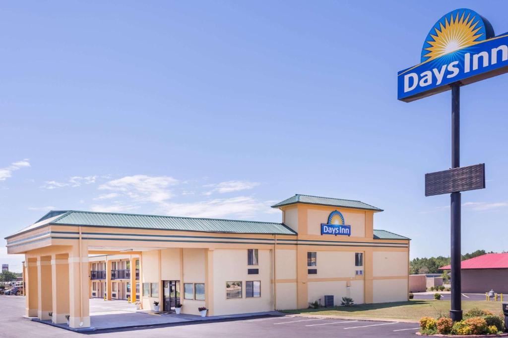 a days inn sign in front of a building at Days Inn by Wyndham Byron in Byron