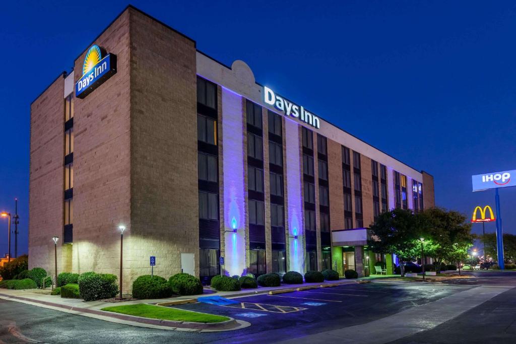 un edificio de hotel con un cartel en él por la noche en Days Inn by Wyndham Amarillo East, en Amarillo