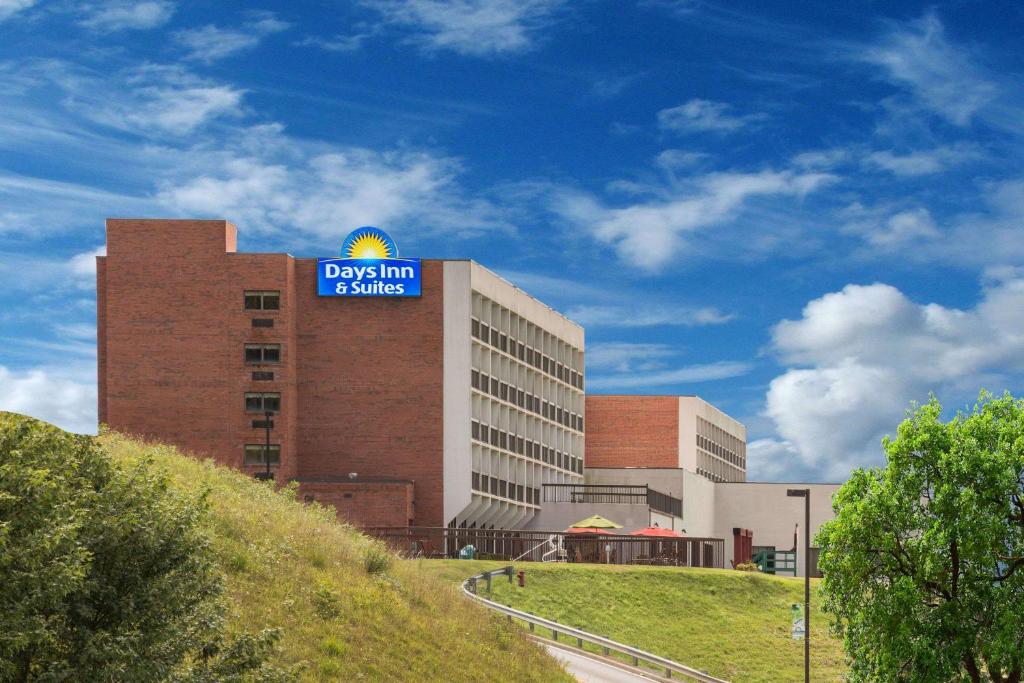 Days Inn and Suites Sutton Flatwoods