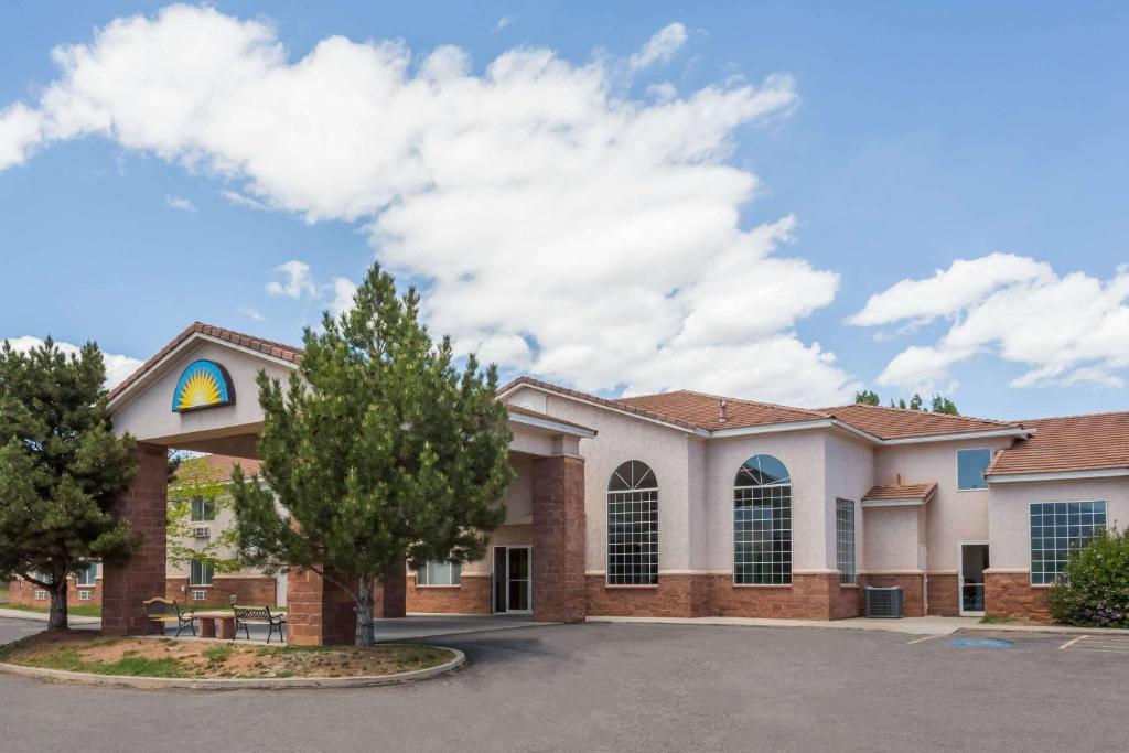 un edificio con un árbol delante de él en Days Inn by Wyndham Capitol Reef en Torrey